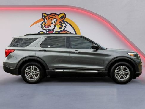 Used 2024 Ford Explorer XLT w/ Equipment Group 202A RWD image 4