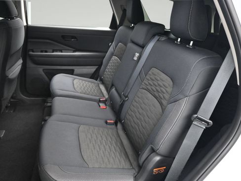 Certified 2025 Nissan Pathfinder SV FWD image 11
