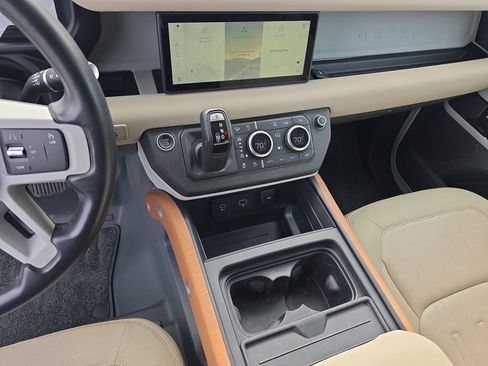 Used 2020 Land Rover Defender 110 SE image 30