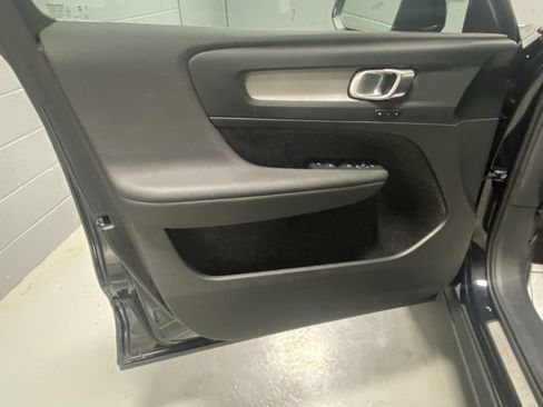 Certified 2025 Volvo XC40 B5 Plus image 7