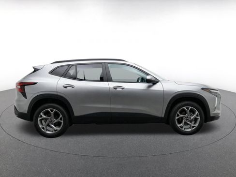 Used 2025 Chevrolet Trax LT FWD image 13
