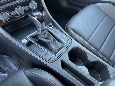 Certified 2024 Volkswagen Jetta SE w/ Panoramic Sunroof Package image 28