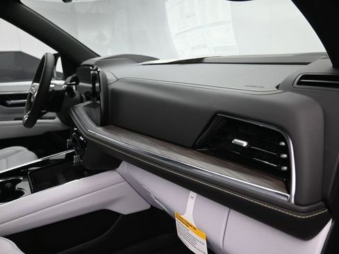 New 2025 Chevrolet Suburban Premier image 44