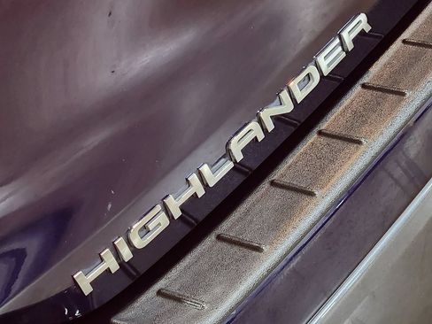 Used 2022 Toyota Highlander Limited FWD image 25