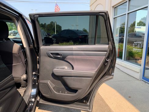 Used 2022 Toyota Highlander LE AWD/4WD image 38