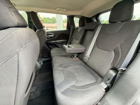 Used 2016 Jeep Cherokee Latitude w/ Cold Weather Group AWD/4WD image 16