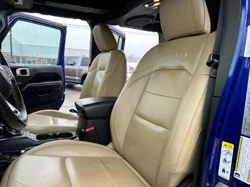 Used 2019 Jeep Wrangler Unlimited Sahara w/ Uconnect 4C Nav & Sound Group AWD/4WD image 14