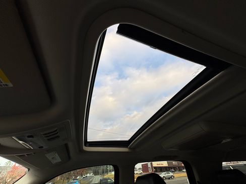 Used 2011 GMC Yukon XL Denali image 32