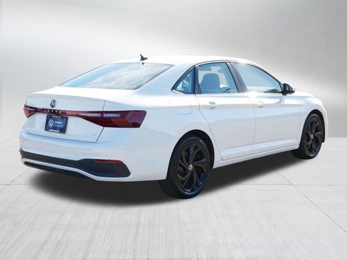 Certified 2025 Volkswagen Jetta SE w/ Sunroof Package image 7