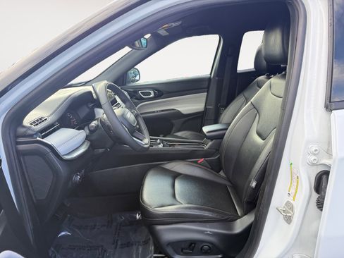 Used 2023 Jeep Compass Limited image 10