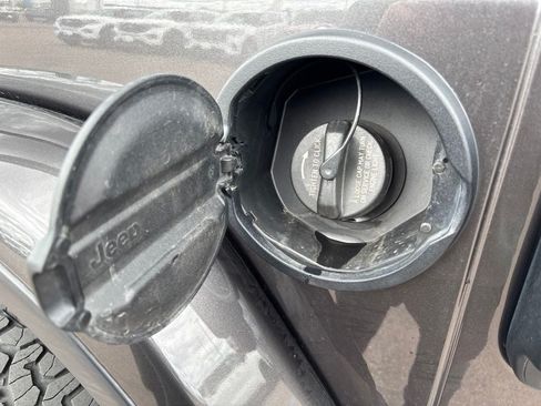 Used 2021 Jeep Wrangler Unlimited Rubicon AWD/4WD image 36