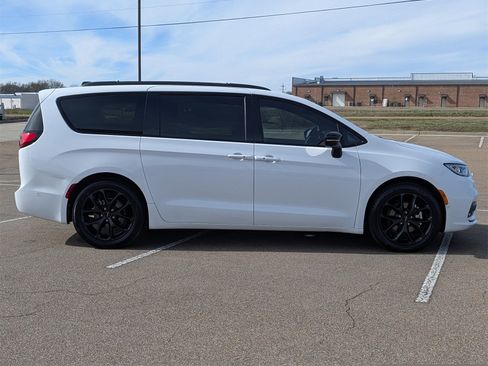 Used 2024 Chrysler Pacifica Touring-L w/ S Appearance Package image 8