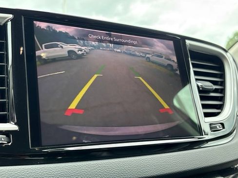 Used 2023 Chrysler Pacifica Touring-L FWD image 10