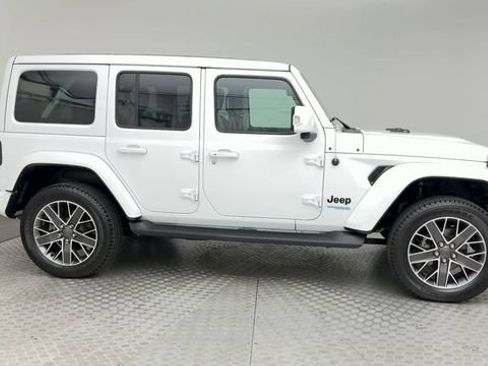 Used 2022 Jeep Wrangler Unlimited Sahara AWD/4WD image 9