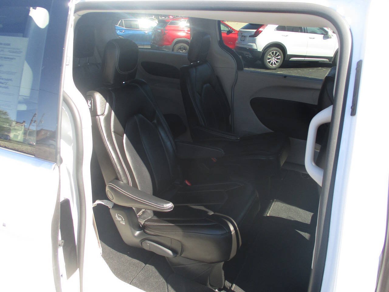 Used 2023 Chrysler Pacifica Touring-L FWD image 10