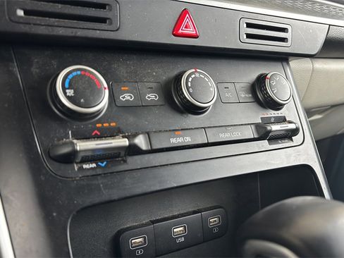 Used 2022 Kia Carnival LX image 28