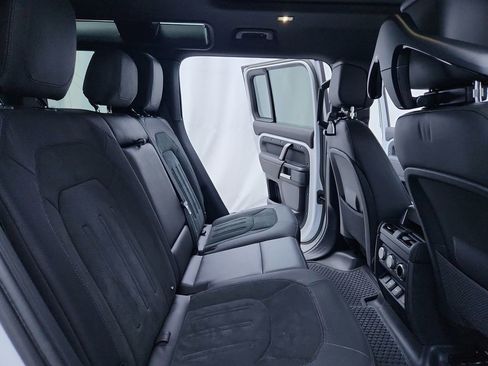 Used 2023 Land Rover Defender 110 V8 image 37