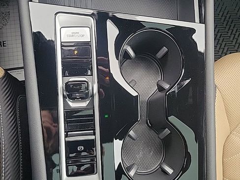 Certified 2025 Volkswagen Atlas Cross Sport SE image 10