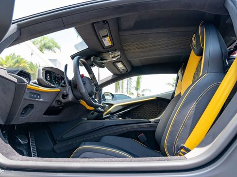 Used 2025 Lamborghini Revuelto AWD/4WD image 6