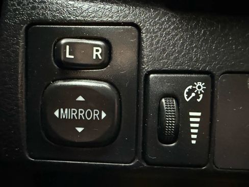 Used 2018 Toyota Corolla LE image 23