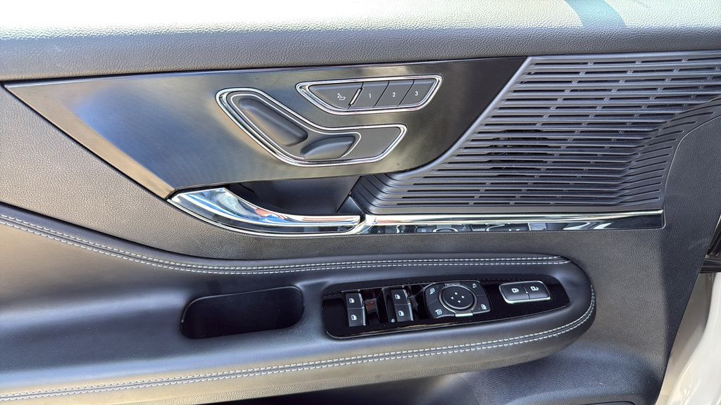 Used 2020 Lincoln Corsair AWD w/ Premium Package image 11