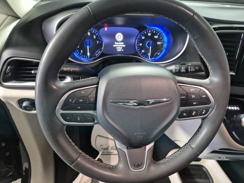 Used 2023 Chrysler Pacifica Touring-L image 11