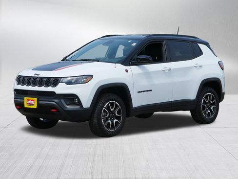 Used 2025 Jeep Compass Trailhawk AWD/4WD image 3