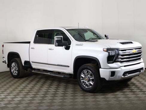 Used 2024 Chevrolet Silverado 2500 High Country w/ High Country Premium Package AWD/4WD image 2