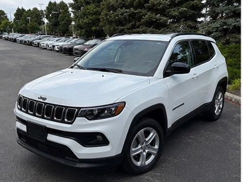 Used 2023 Jeep Compass Latitude w/ Convenience Group AWD/4WD image 1