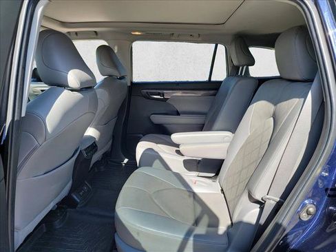 Used 2022 Toyota Highlander Platinum AWD/4WD image 14