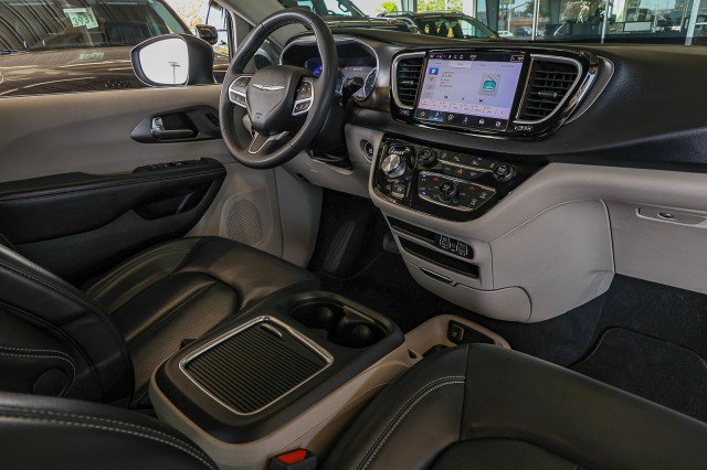 Used 2023 Chrysler Pacifica Touring-L FWD image 38