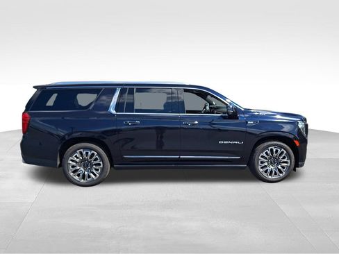 Used 2023 GMC Yukon XL Denali Ultimate AWD/4WD image 7