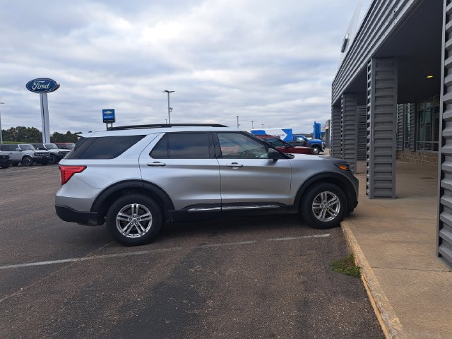 Used 2023 Ford Explorer XLT w/ Equipment Group 202A AWD/4WD image 2