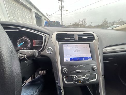 Used 2020 Ford Fusion SE image 16