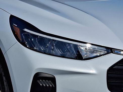 Used 2026 Ford Escape ST-Line w/ Tech Pack #1 AWD/4WD image 9