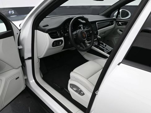 Certified 2025 Porsche Macan image 4