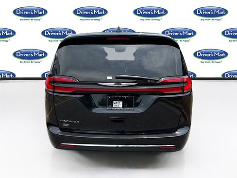 Used 2023 Chrysler Pacifica Touring-L FWD image 6
