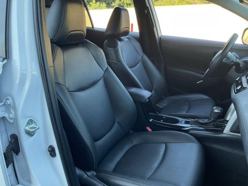 Used 2023 Toyota Corolla Cross XLE w/ Convenience Package image 16