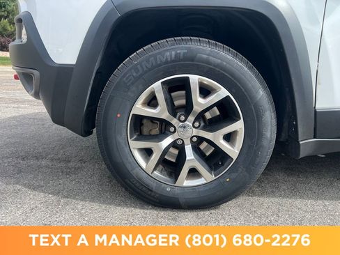 Used 2017 Jeep Cherokee Trailhawk AWD/4WD image 9