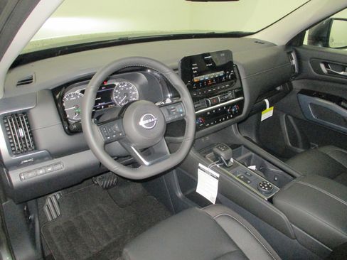 New 2025 Nissan Pathfinder SL image 16