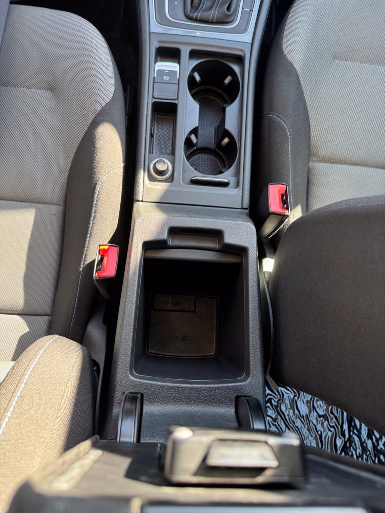 Used 2016 Volkswagen e-Golf SE w/ DC Fast Charging Package FWD image 17