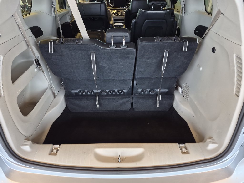 Used 2023 Chrysler Pacifica Limited FWD image 31