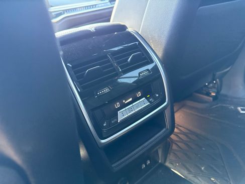 Used 2024 BMW X7 xDrive40i w/ M Sport Package AWD/4WD image 11