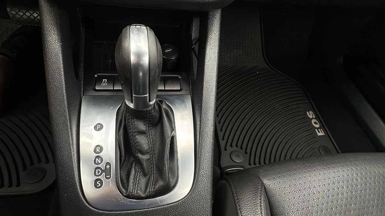 Used 2015 Volkswagen Eos Komfort FWD image 45