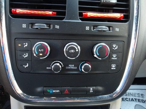 Used 2017 Dodge Grand Caravan SXT FWD image 15