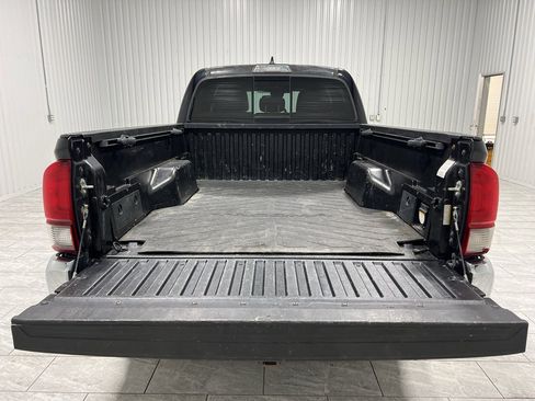Used 2018 Toyota Tacoma TRD Off-Road image 25