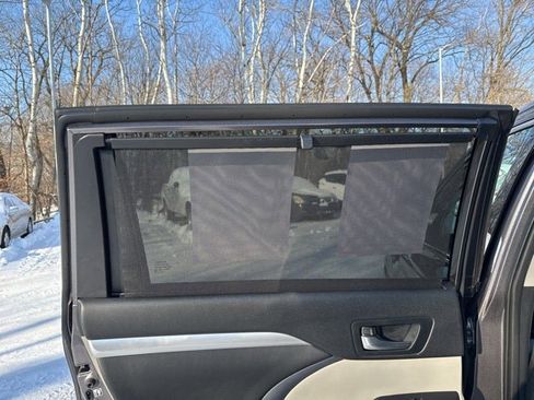 Used 2019 Toyota Highlander XLE image 18