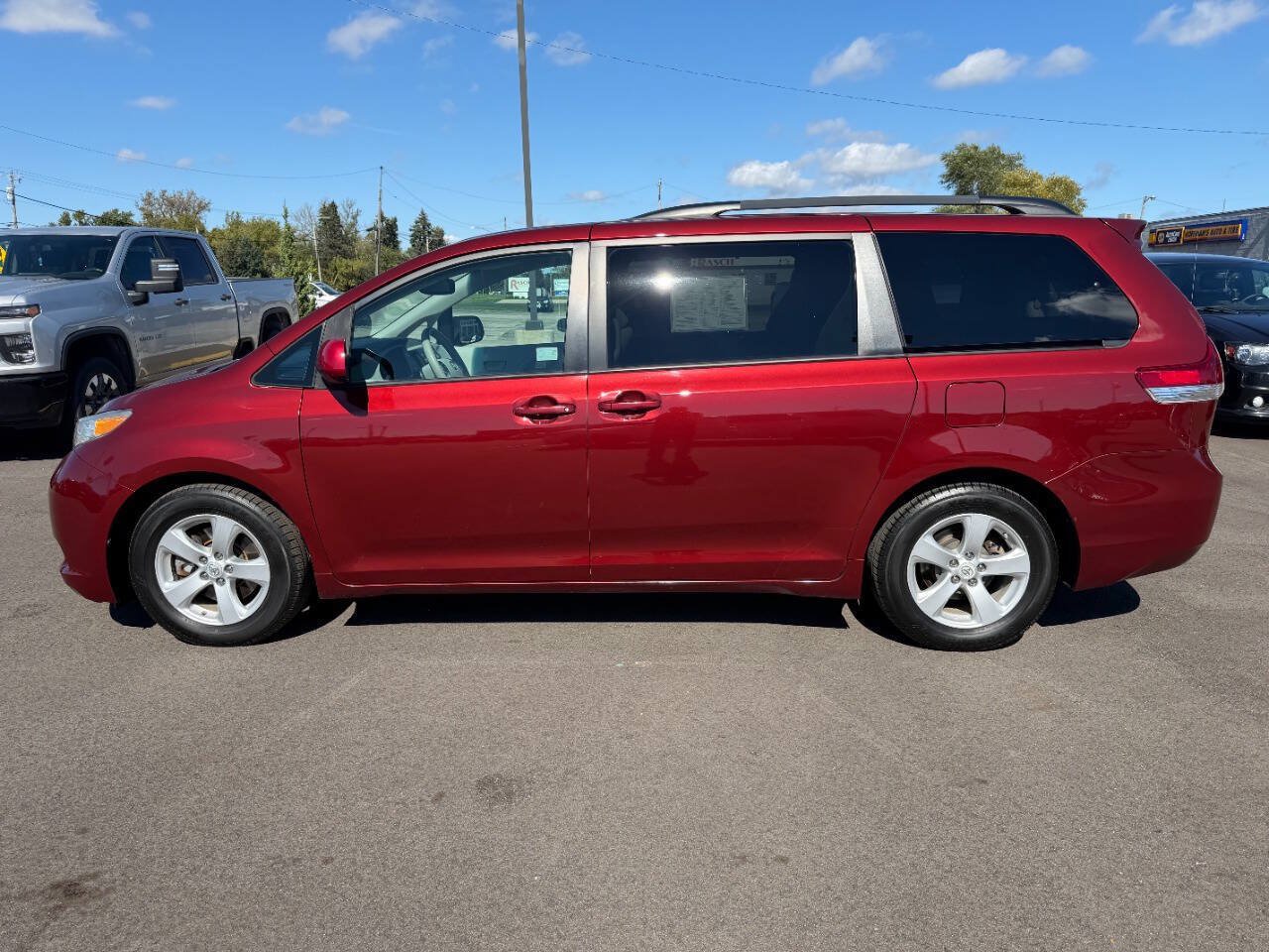 Used 2013 Toyota Sienna LE w/ Towing Pkg FWD image 2