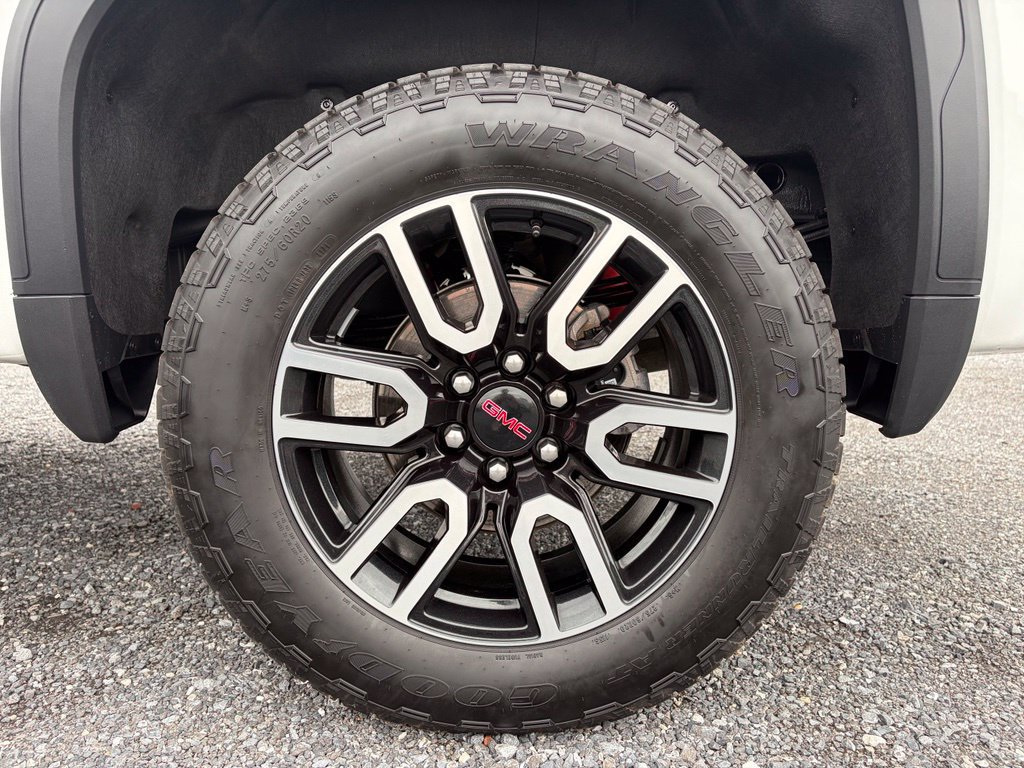 Used 2025 GMC Sierra 1500 AT4 w/ Technology Package AWD/4WD image 17