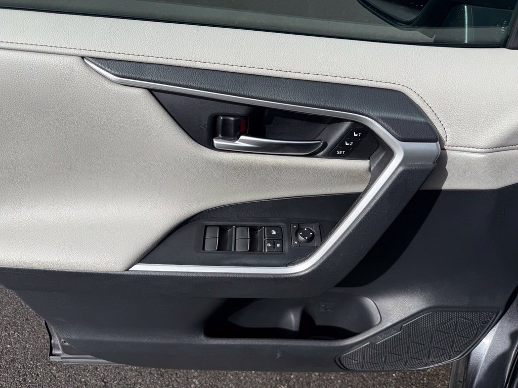 Used 2019 Toyota RAV4 Limited AWD/4WD image 33
